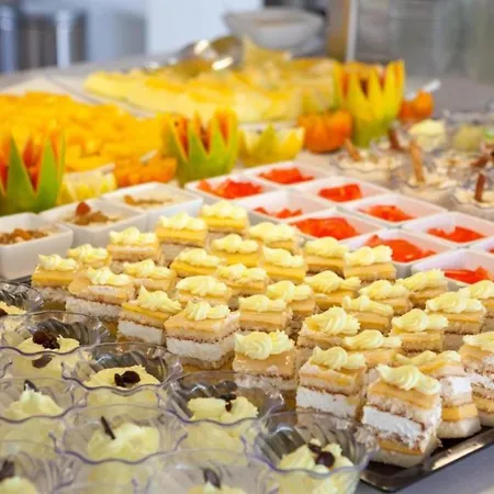 Doble Deluxe Con Desayuno Y Cena,wifi,piscina Playa del Ingles (Gran Canaria)